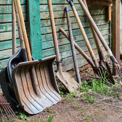 gardening-old-tools-on-a-wooden-peeled-green-wall-vegetable-garden-and-farming-equipment-selective-focus-hand-agricultural-tool-work-on-the-ground