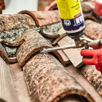 Ripasso professionale del tetto comprensivo di pulizia grondaie, sigillatura dei canali, revisione e fissaggio di coppi e tegole.