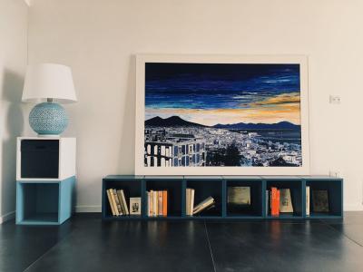 Design soft ed alternativo: mattonella di grande formato e colori contrastanti per un effetto dinamico e lineare.n