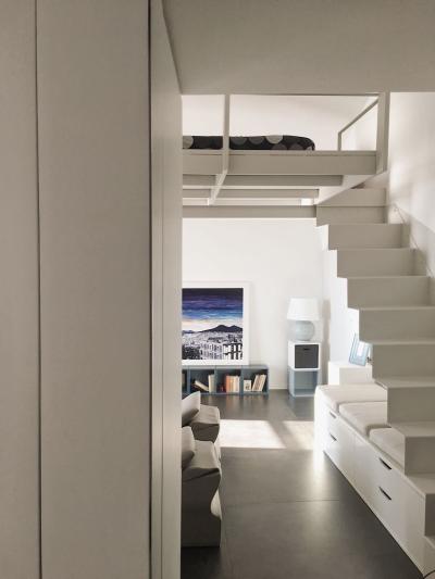 Ottimizzazione degli spazi: la struttura in ferro permette di realizzare una zona notte minimalista ma di grande utilità.