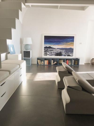 Luminosità e confort: i colori chiari ingrandiscono gli ambienti e rilassano la mente.