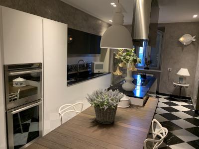 CUCINA CON MARMO NERO MARQUINIA E BIANCO