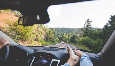 Auto che viaggia vista dall'interno