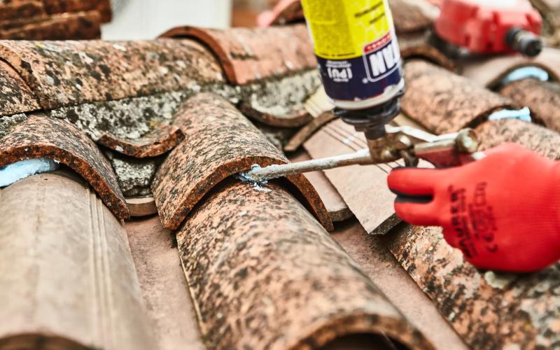 Ripasso professionale del tetto comprensivo di pulizia grondaie, sigillatura dei canali, revisione e fissaggio di coppi e tegole.