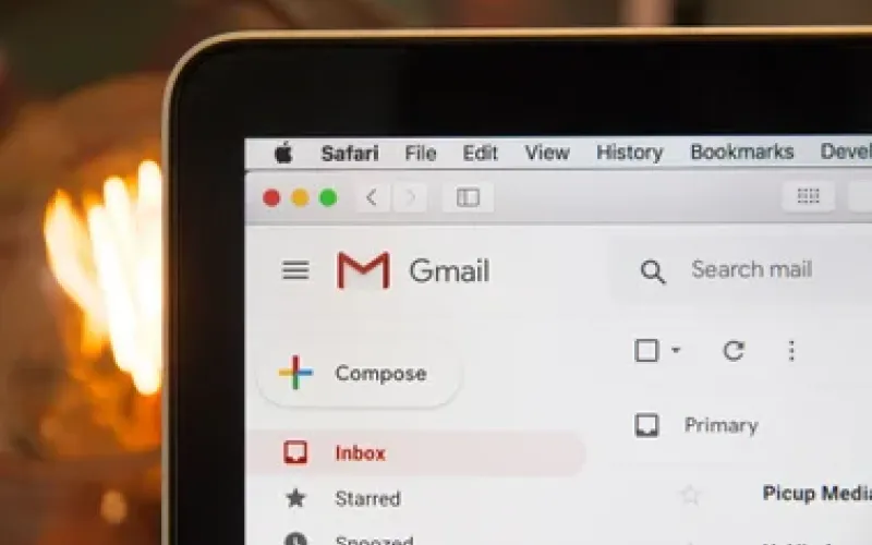 Vista di un angolo dello schermo di un pc, con aperta la pagina web del servizio di posta elettronica di gmail
